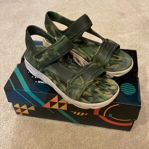 NWT Boys Foamies Skechers Camo sandals Size 4